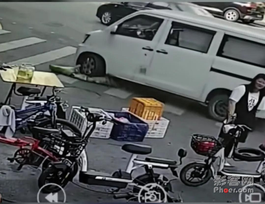 男孩钻进路边纸箱内险被车辆轧上