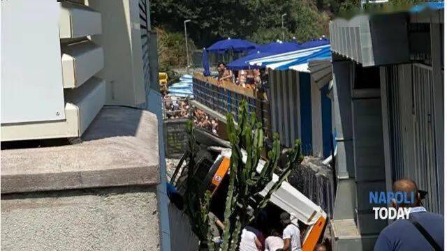 惊魂一刻！巴士坠崖致22人死亡，事故背后真相令人震惊！