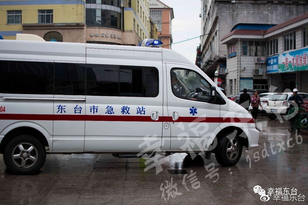 官方通报救护车拉警报开道旅游