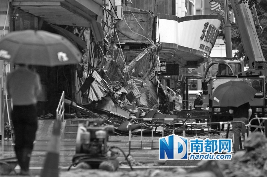 市场瓦檐坠落致3伤