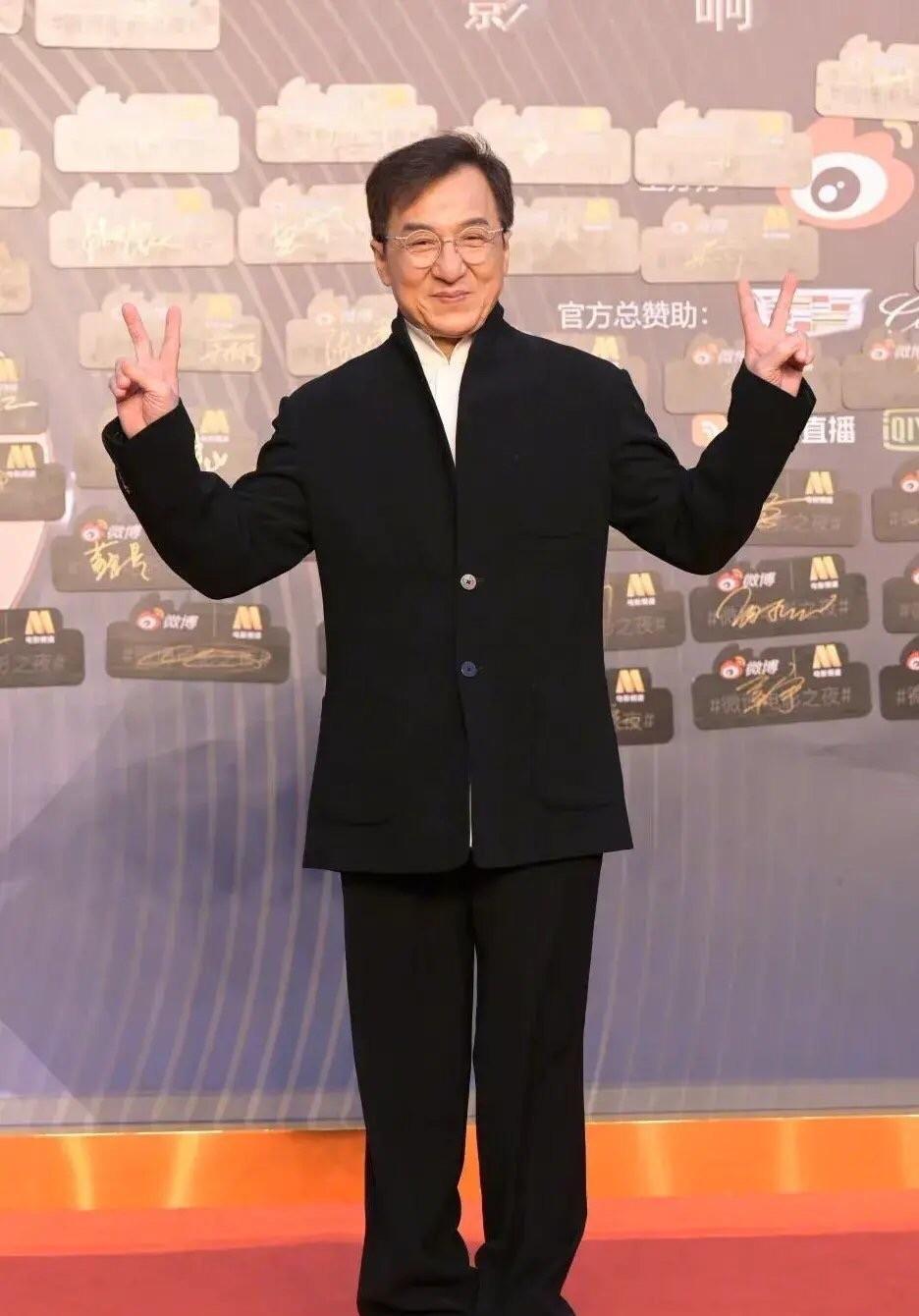 71岁成龙头发花白戴老花镜
