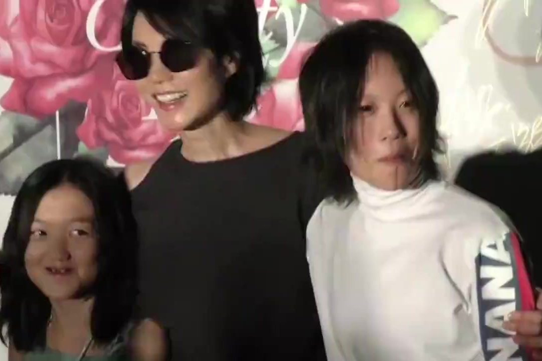王菲女儿李嫣罕见露面