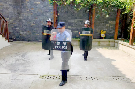 有人穿“警察”字样雨衣参与丧事