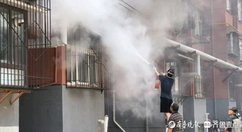 男子家中加压水塔突然爆炸