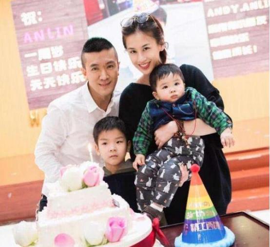 赵德胤单独带赵丽颖儿子玩耍