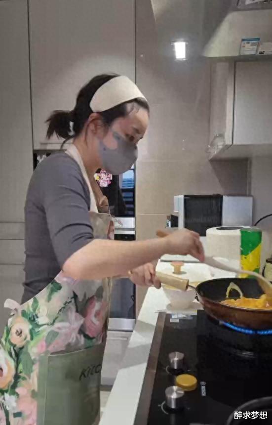 女子称穿瑜伽服上门做饭不是为流量