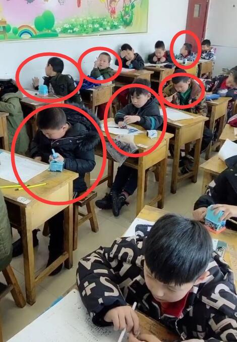 三角尺塞进嘴中被卡