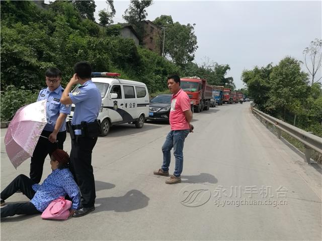 两外卖小哥扶起八旬摔倒老人送回家