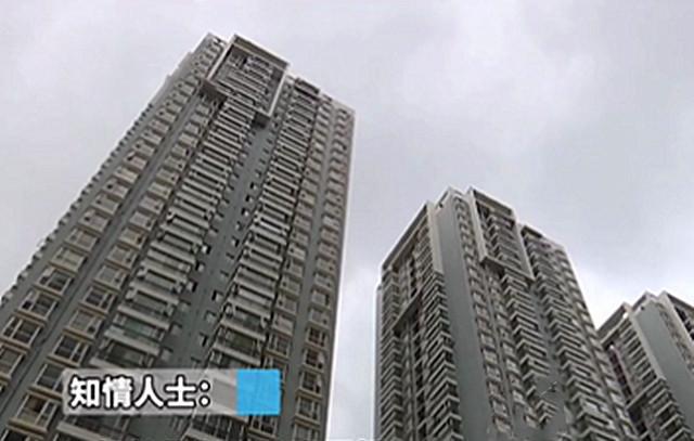 老人被拒门外睡楼道