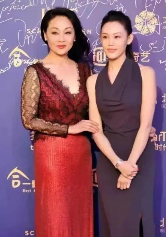 央视冠军回老家摆摊：从荣耀到平凡，背后藏着怎样的故事？
