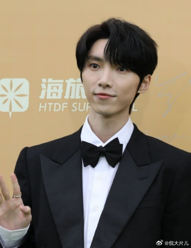 站姐发了赵磊出发去婚礼路透