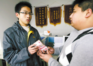 为救同学缺考小伙获1万奖金