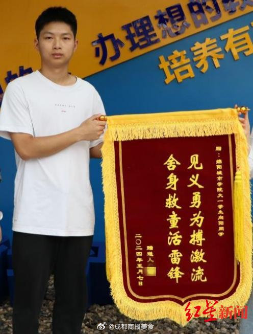 为救同学缺考男生获评见义勇为：一场关于勇气与责任的感人故事