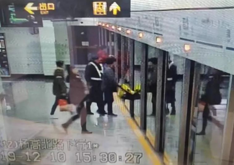 男子故意将孩子遗弃在地铁站