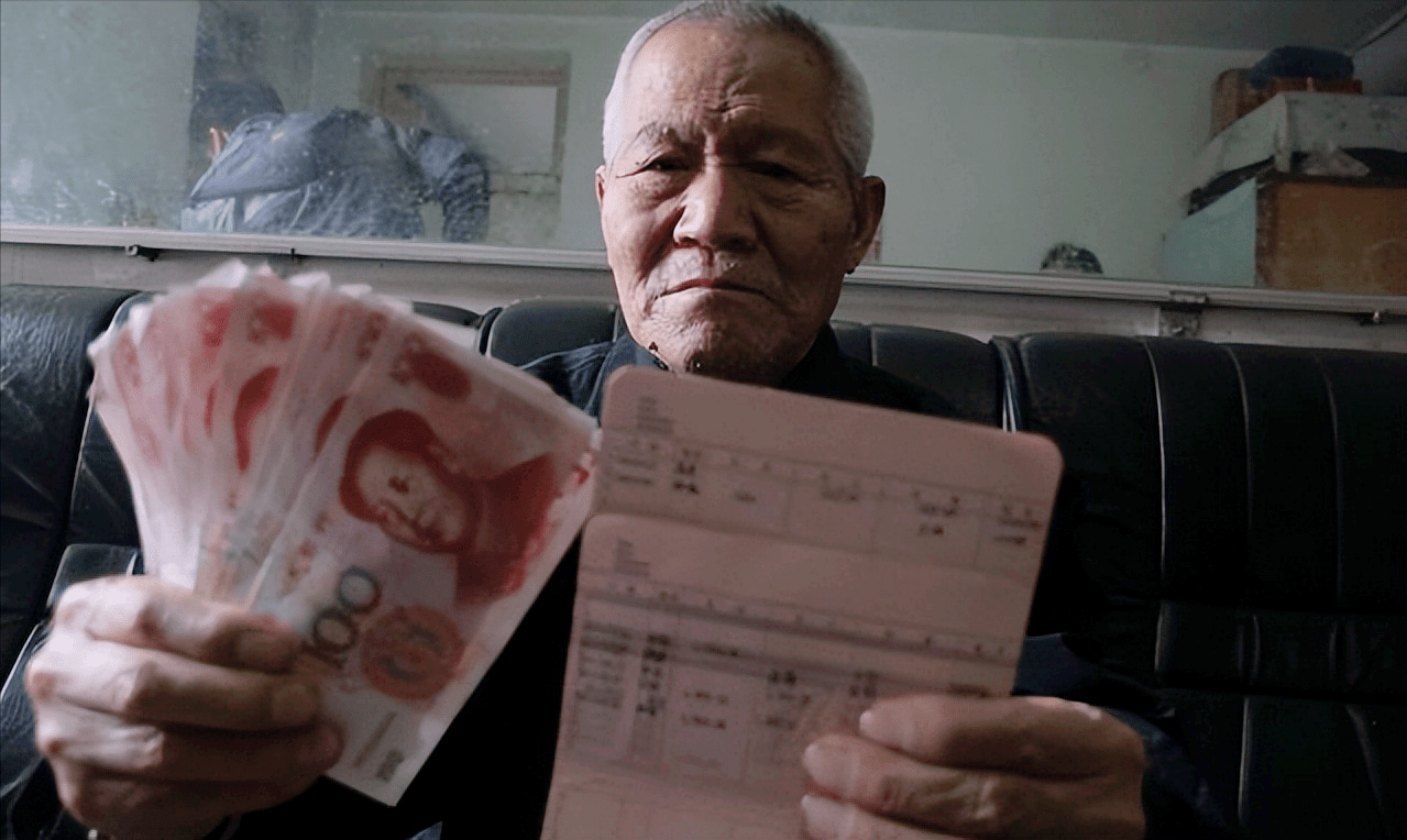 病重老人被要求亲自取钱在银行去世
