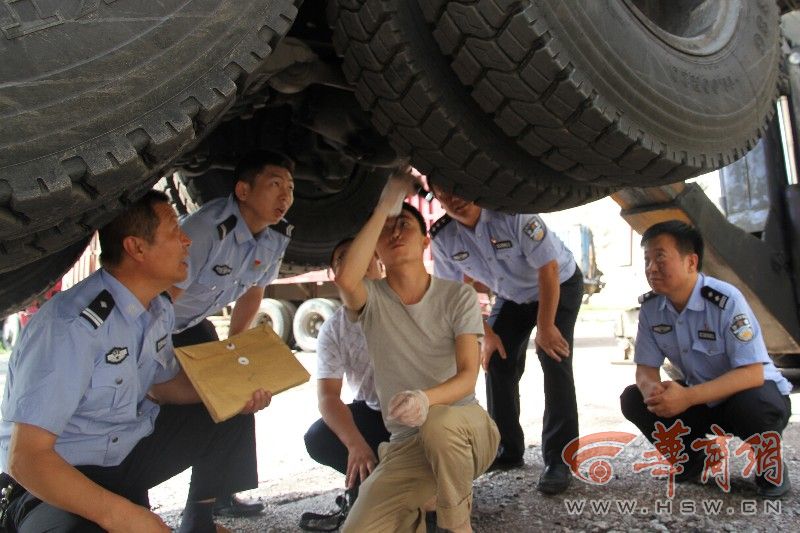 躲查酒驾钻警车车底