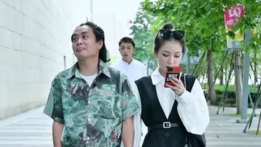 男子误把别的男子当成女友拉着手走