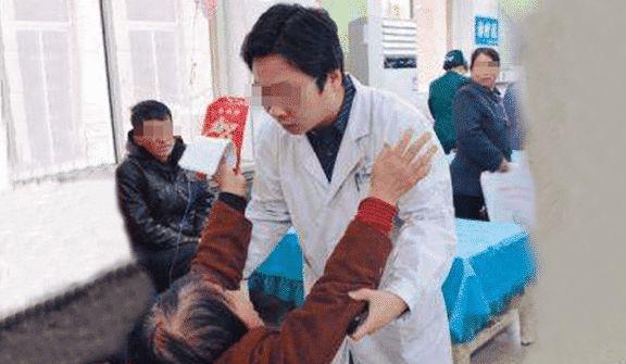 娃窒息奶奶跪谢医生