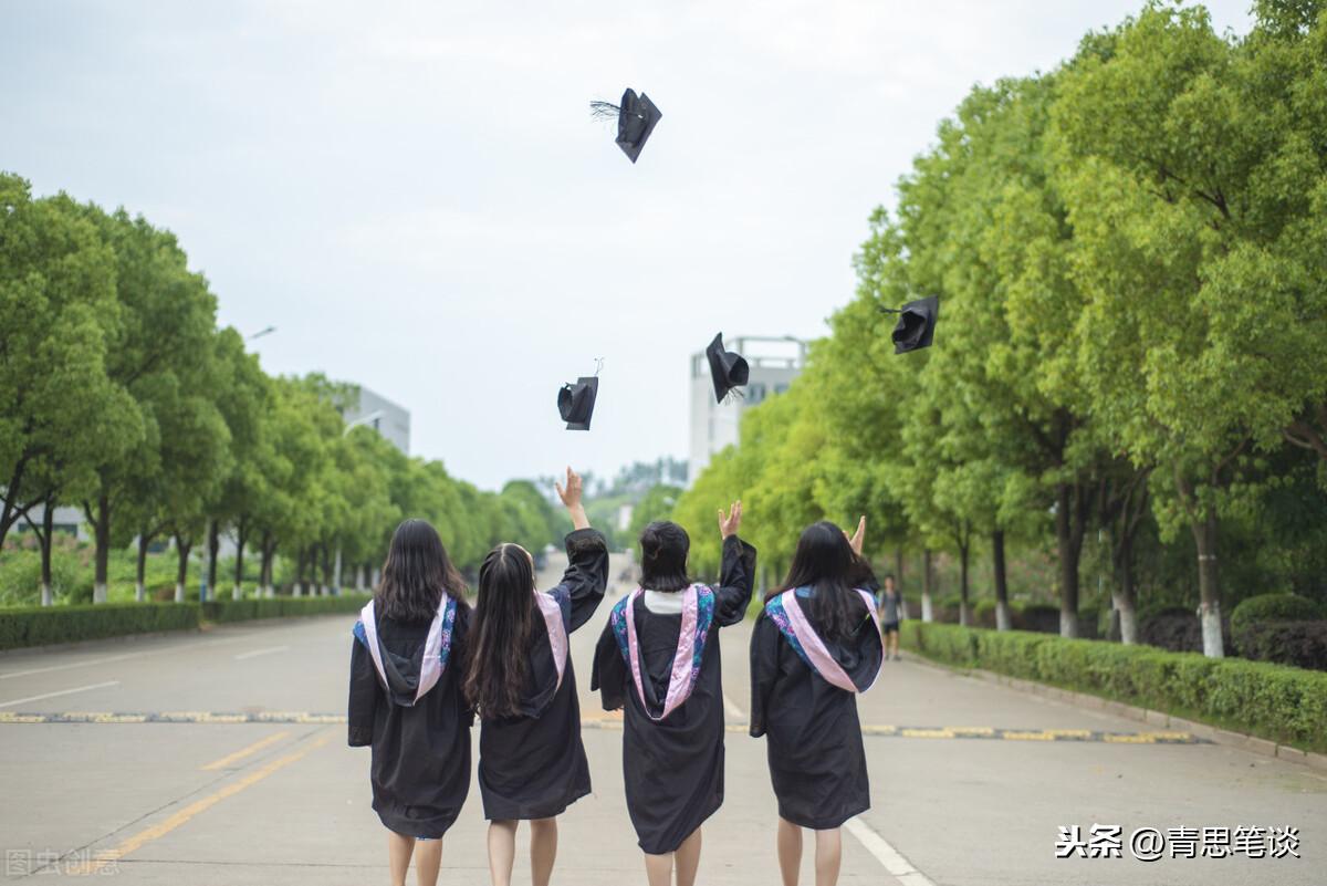 幼儿园毕业女孩含泪和男孩拥抱告别
