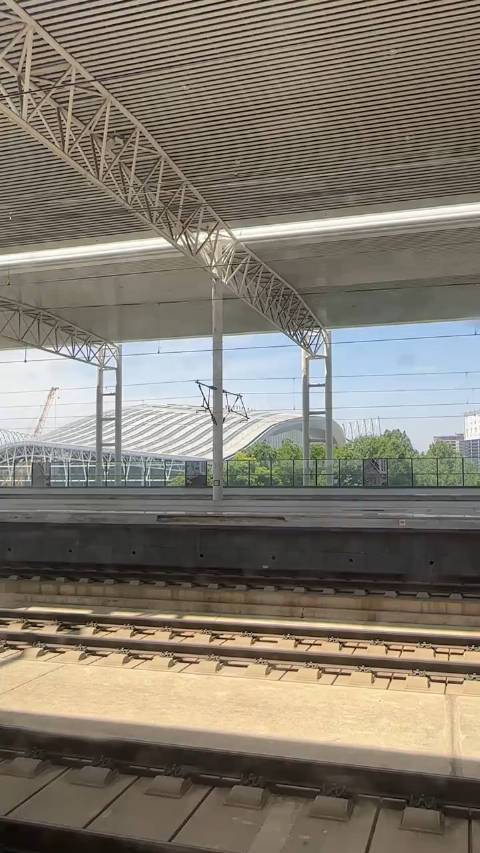 拍到了比高铁站更高的“脊梁”