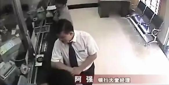 "病重老人取钱死于银行"暴露了什么