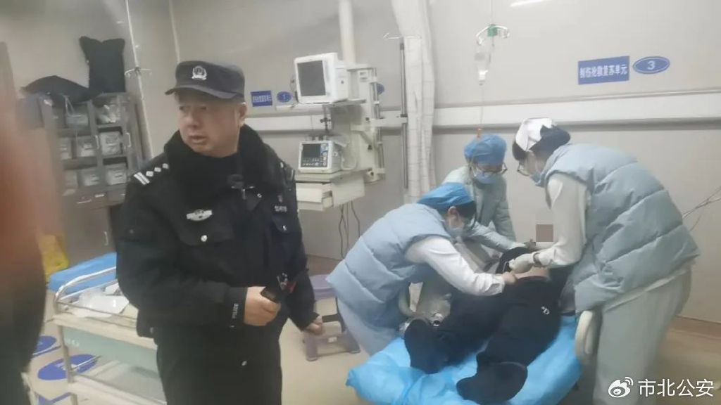 医院回应120医护疑用手铐控制病人