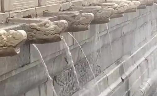 北京交警：请选择合法停车位置避雨