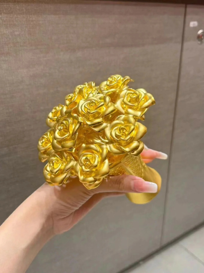 女子用180克黄金手捧花做陪嫁