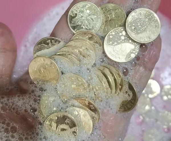 女子称用香皂洗澡洗出一枚金币