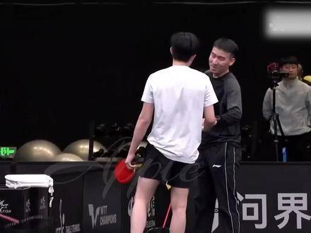 王楚钦和队友打台球放松