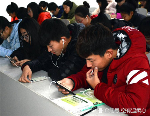 大学生上课发现高中班主任来看自己