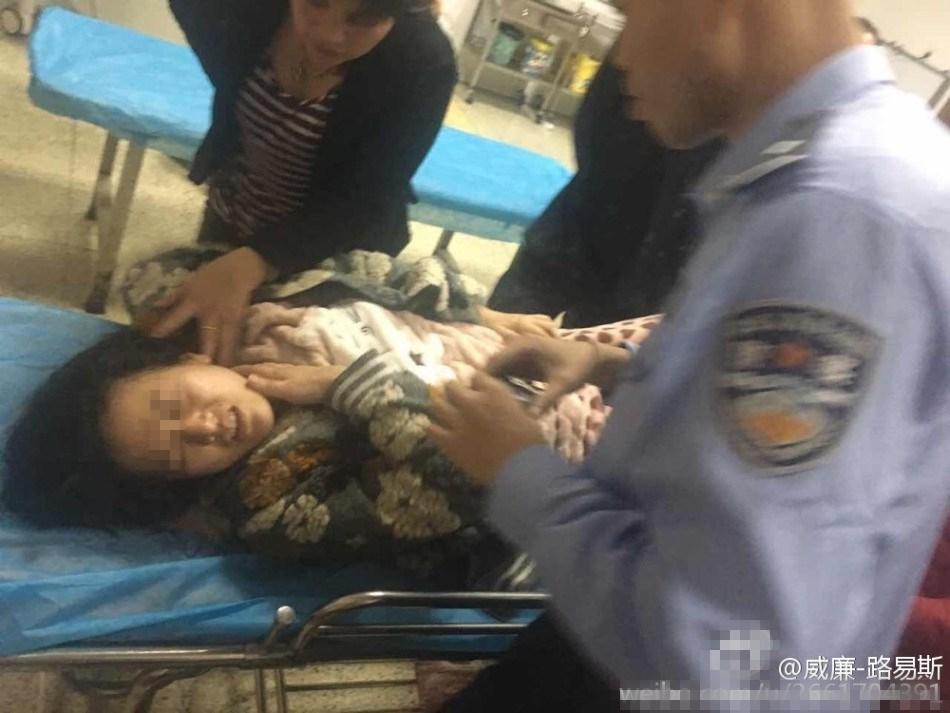 女子被强制带走治疗