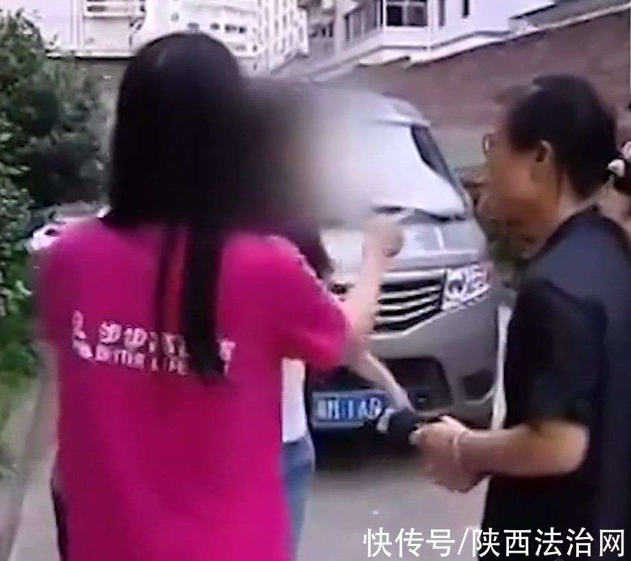 父亲去世 女儿冲出门急得直跺脚