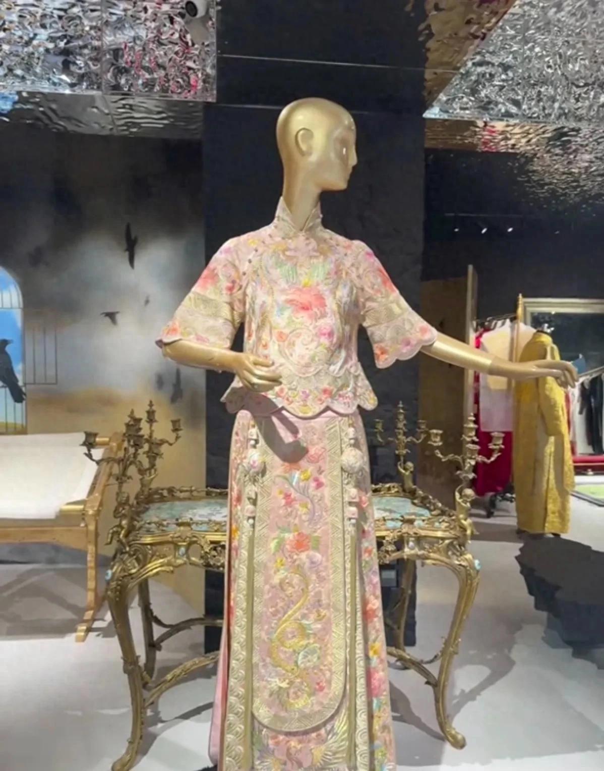 马筱梅穿三套高定 金饰设计考究