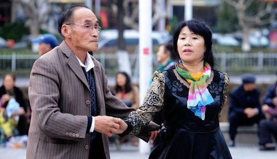 93年女子嫁65年丈夫：崇拜老公