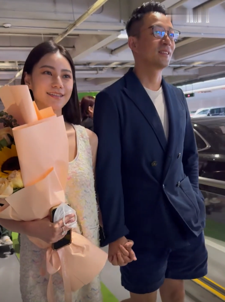 汪小菲马筱梅穿中式婚服热情打招呼