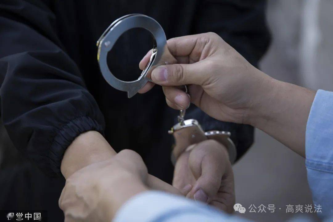 震惊！医院用手铐强制带走女子 官方通报引发热议，真相究竟如何？