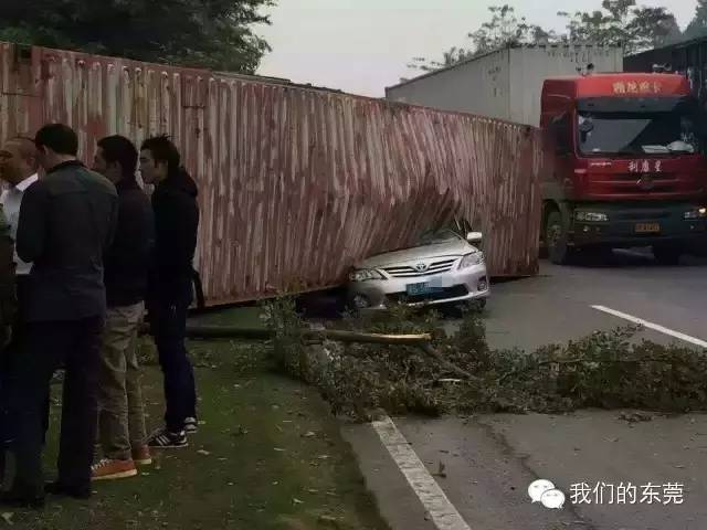小车遭夹击2人身亡