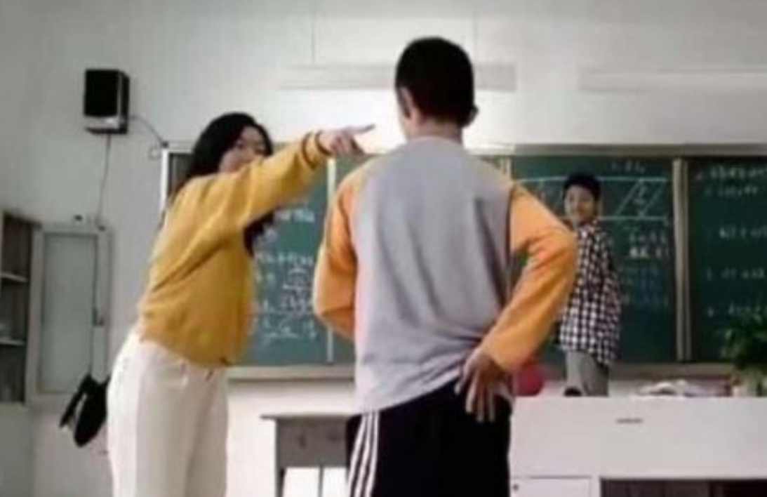 小学生调皮被老师拎身子悬空窗外
