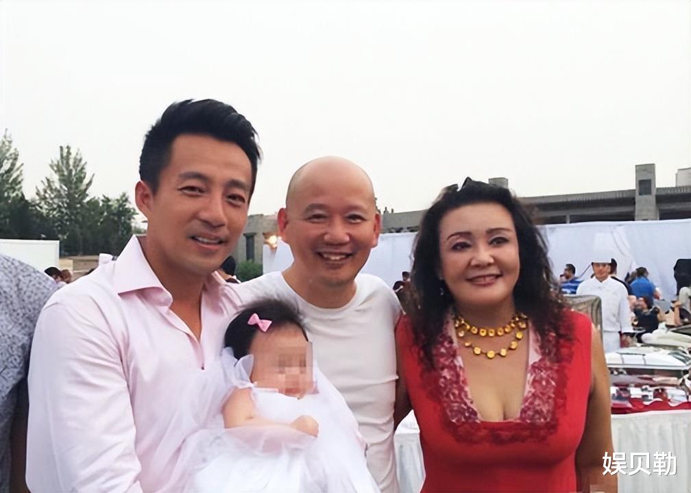 汪小菲撒喜糖 张兰一身红衣送祝福