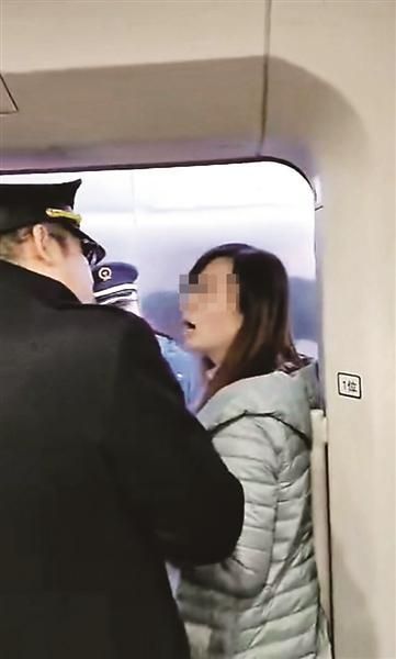 高铁启动女乘客突然冲出被门夹住