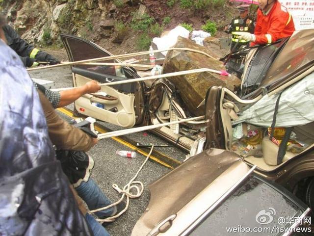 男子驾车被山石砸中身亡