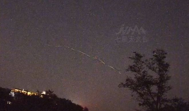新疆多地现不明飞行物：和月亮一样亮