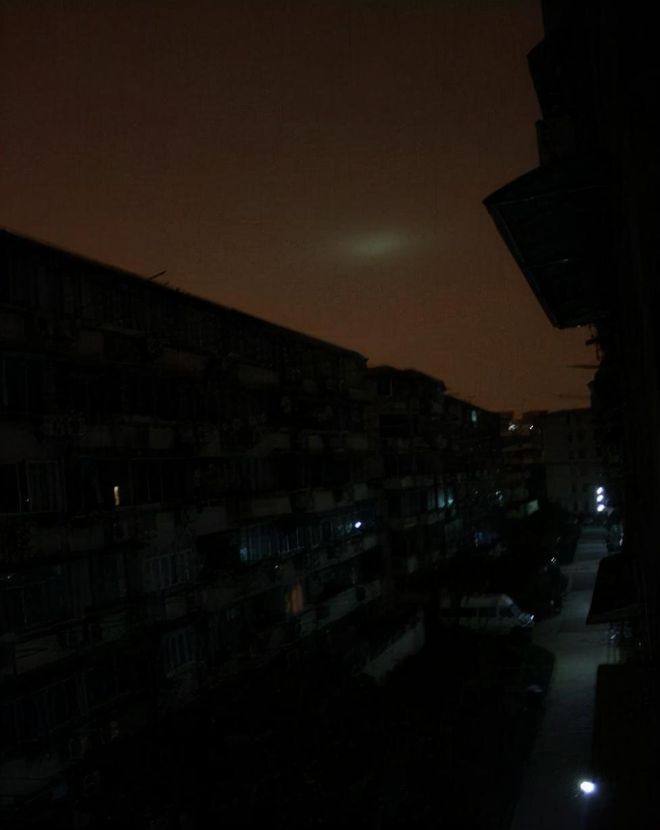 乌鲁木齐夜空现不明发光体
