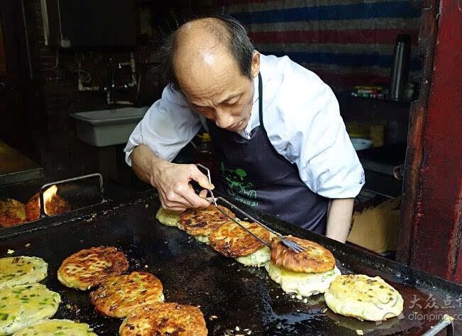 沪上网红“阿大葱油饼”开业近一月
