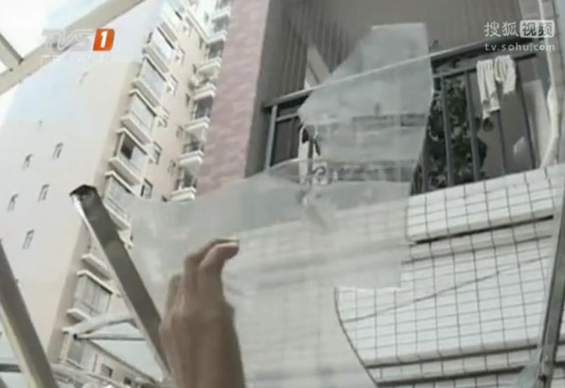 高空整扇玻璃窗坠落砸到过路小女孩