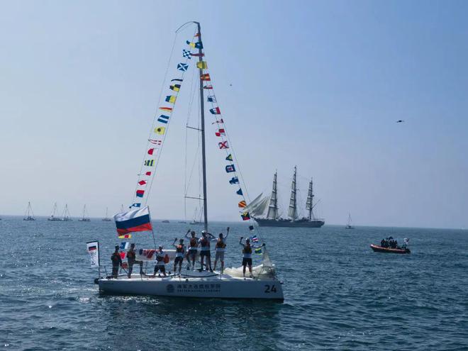 惊险！载277人墨西哥海军帆船在纽约撞桥，事故原因成谜
