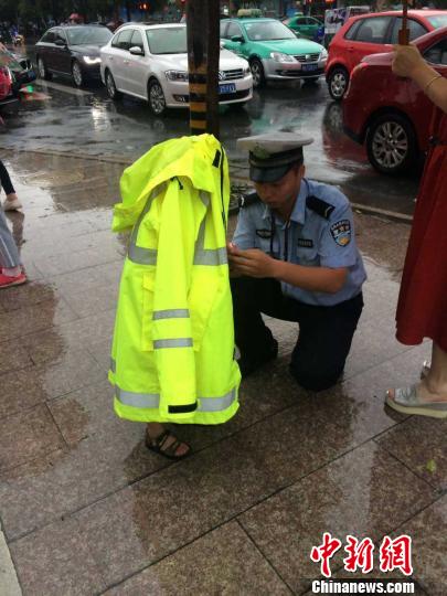 交警送男孩雨衣次日被投喂包子