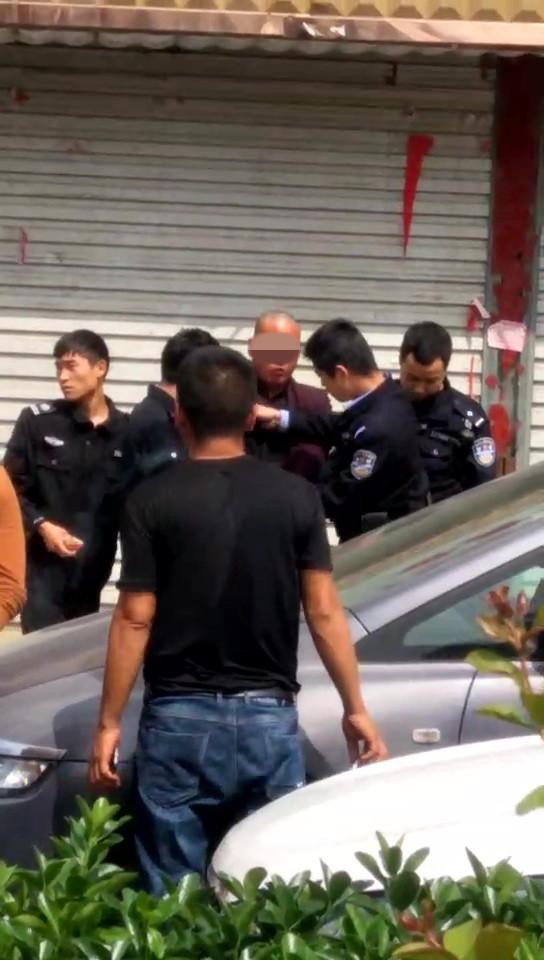 被戴手铐送上急救车
